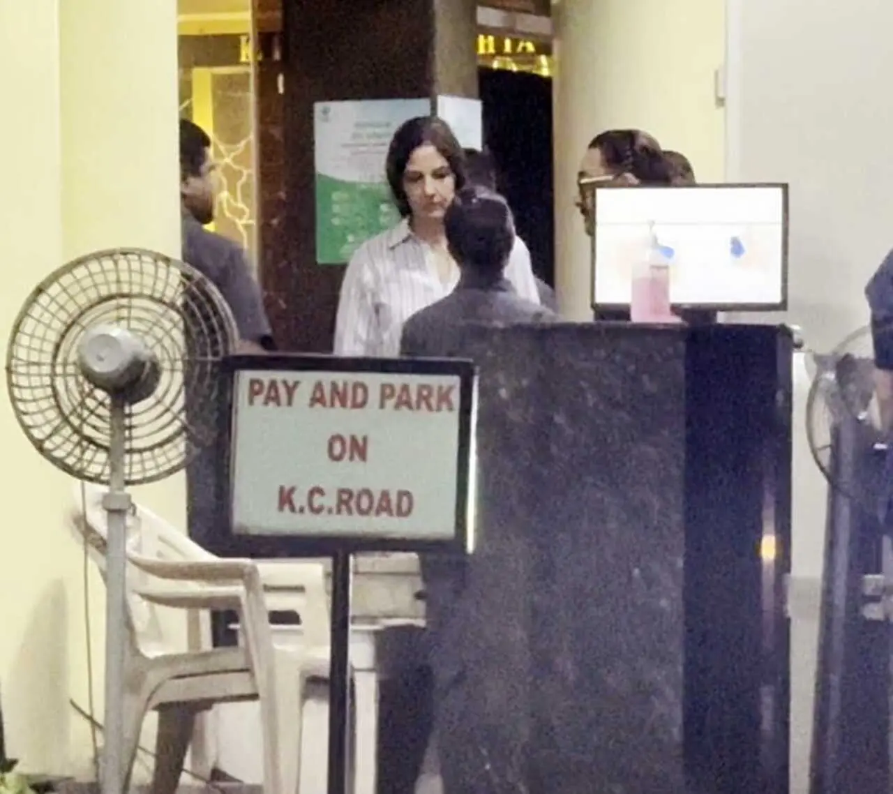 Aamir Khan and girlfriend Gauri Spratt were seen visiting Salim Khan at Lilavati hospital amid his health concerns.